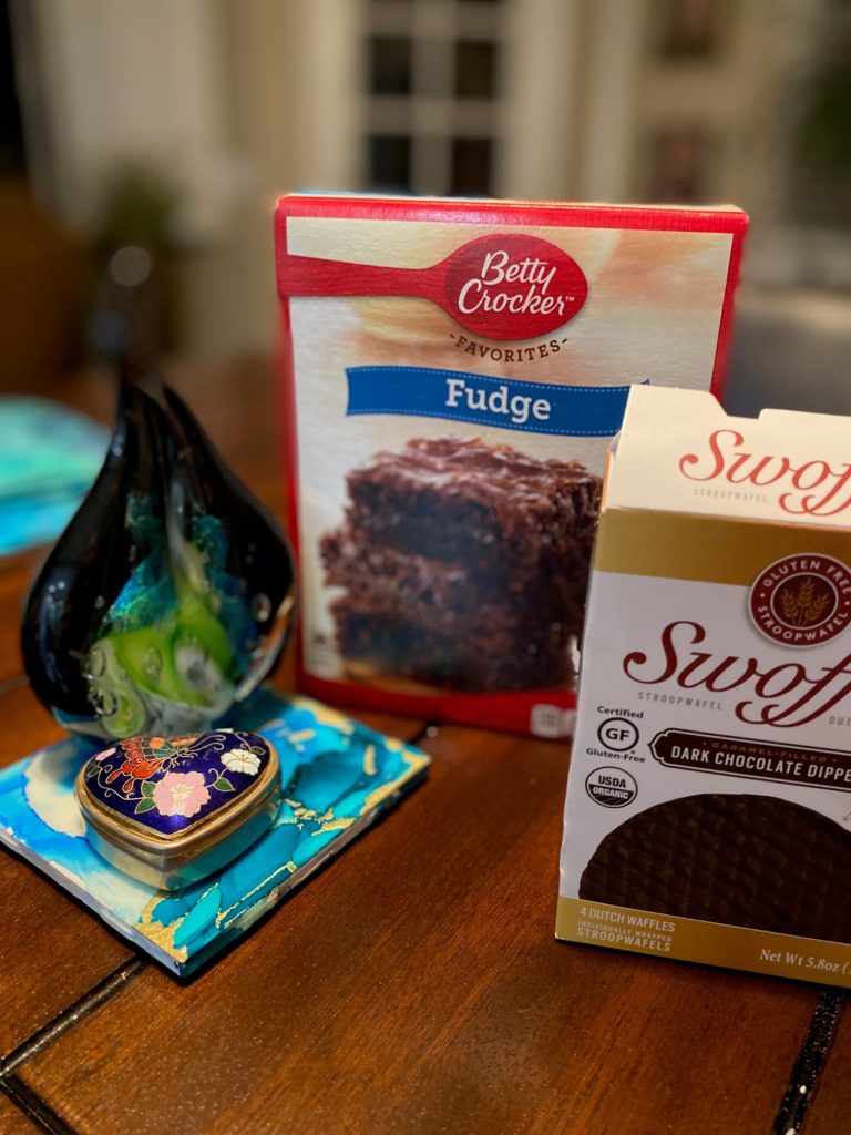 Picture of boxed cake and cookies: Refined foods contain large amounts of sugar and salt that degrade the gut, the immune system, and the brain